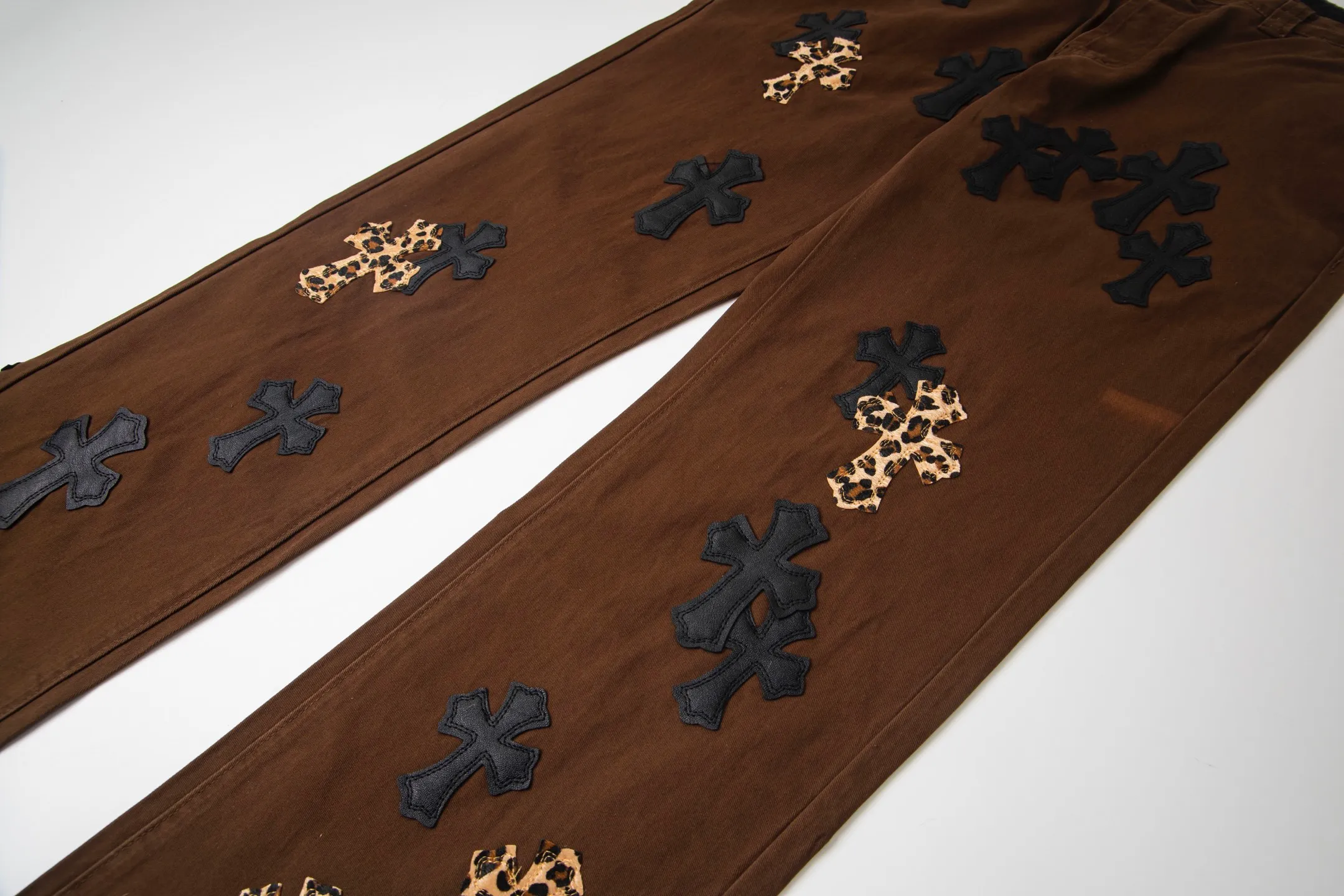 P260 Chrome Hearts | Chrome Hearts Brown Casual Cross Patched Leather Jeans - Full of exploring the ultimate in fashion, Chrome Hearts' new Chrome Hearts pants cleverly integrate camouflage cross, camouflage cross and other elements to break traditional boundaries. Mattyboy's clever fusion of overalls and khaki jeans, the same style, brings endless matching inspiration to fashionistas! Whether it is daily wear or a trendy try, these pants can bring you an excellent fashion experience. Style number: 1754# Color: casual brown Size: 28 30 32 34